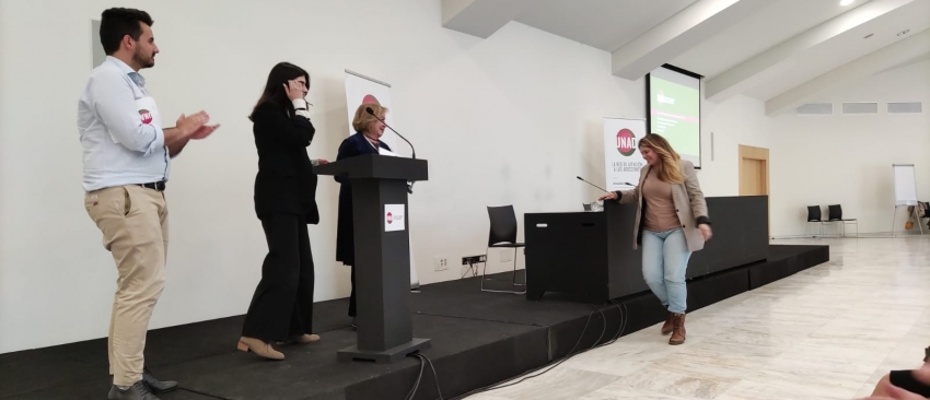 Constanza Martínez, de la Asociación APCT de Ciudad Real, sube al escenario a recoger el reconocimiento de manos de Felisa Pérez, vicepresidenta de UNAD