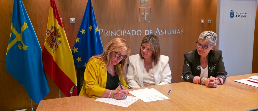 Pilar Soberón, vocal de UNAD en Asturias, firma el Pacto de Salud Mental del Principado
